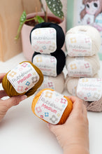 Cargar imagen en el visor de la galería, Pack de ovillos para Cojín Al Paquina Negro - Amigurumis e Imaginancias