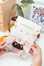 Cargar imagen en el visor de la galería, Libro (Firmado y dedicado) &quot;Amigurumis e Imaginancias&quot;