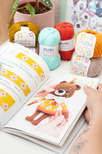 Cargar imagen en el visor de la galería, Libro &quot;Amigurumis e Imaginancias&quot;