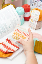 Cargar imagen en el visor de la galería, Libro (Firmado y dedicado) &quot;Amigurumis e Imaginancias&quot;