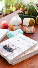 Cargar imagen en el visor de la galería, Libro &quot;Amigurumis e Imaginancias&quot;